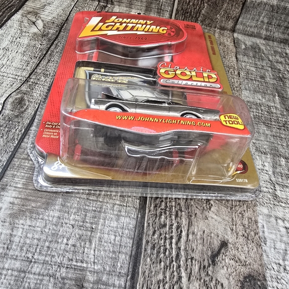 Johnny Lightning Classic Gold R40 1969 Lincoln Continental Diecast Metal Toy - Picture 2 of 9